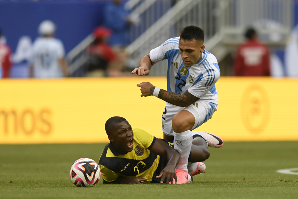 Moises Caicedo and Lautaro Martinez battles for the ball